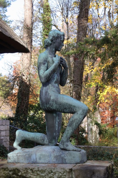Skulptur Große Knieende
