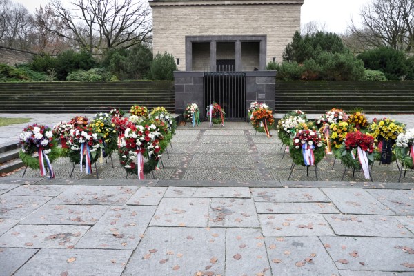 Friedhof Lilienthalstraße Kränze