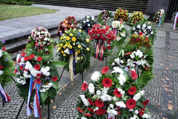 Friedhof Lilienthalstraße Kränze