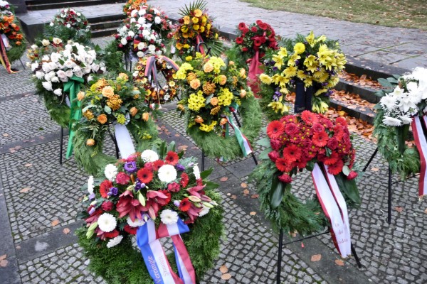 Friedhof Lilienthalstraße Kränze