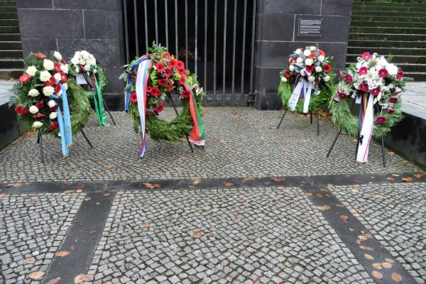 Friedhof Lilienthalstraße Kränze