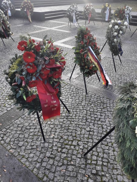 Friedhof Lilienthalstraße Kränze