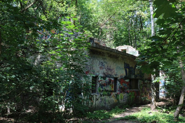 Bahngebäude