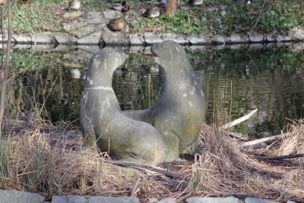 Skulptur Zwei Seehunde