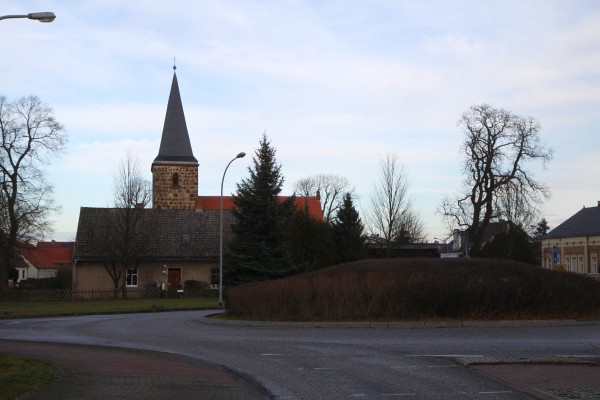 Kirchplatz Dorfkirche