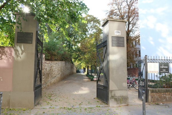Friedhofseingang
